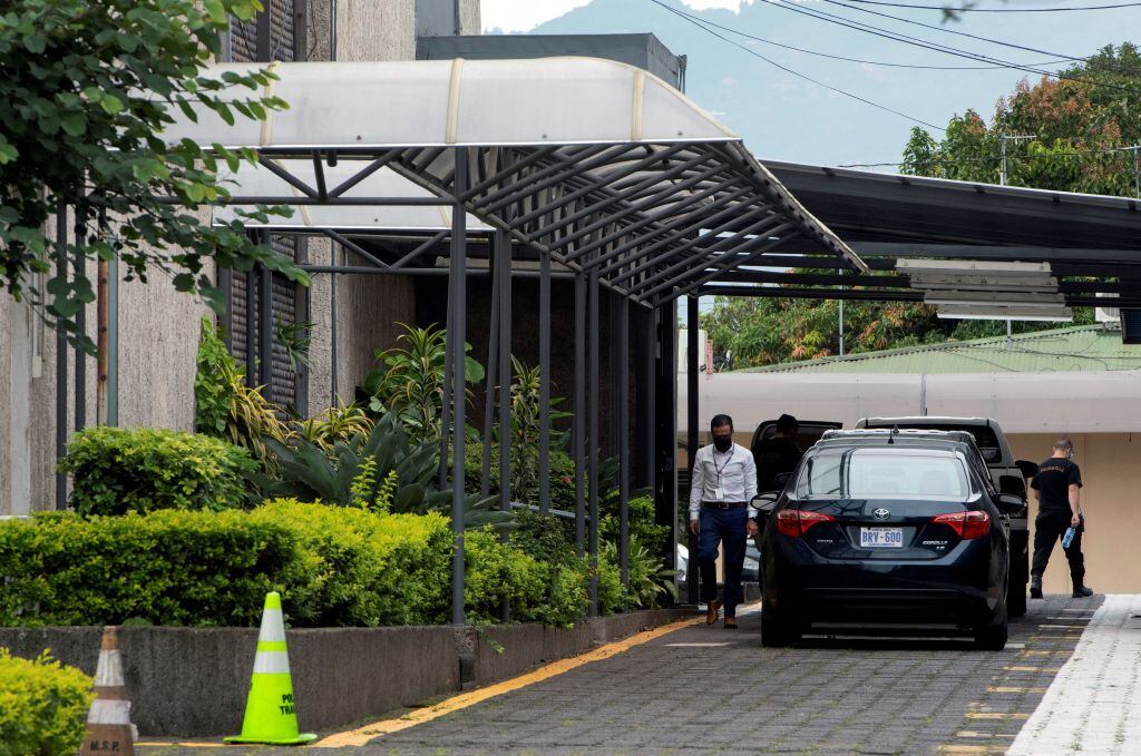 Agentes de la policía allanan la casa presidencial en Costa Rica