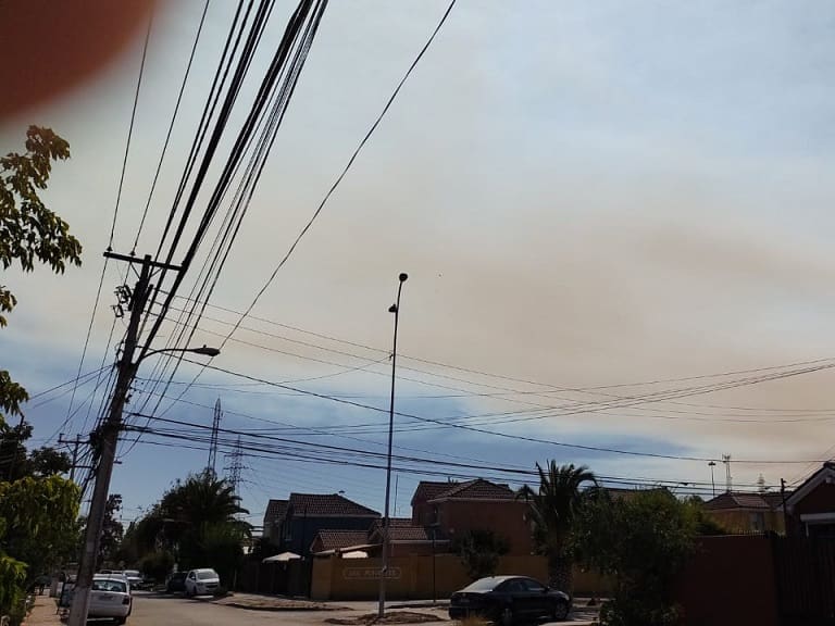 Usuarios reportan nube de humo en varios sectores del país tras incendio forestal en Quilpué