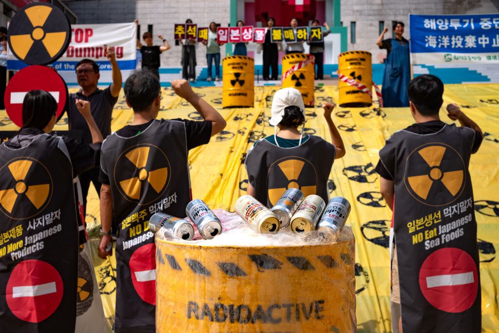 Protesta contra el vertido al mar de agua con radiación en Japón