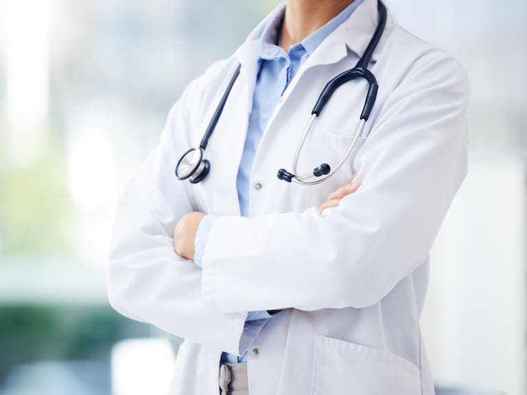 ¿Trabajo asegurado? Esta es la empleabilidad de los médicos en Chile, según su universidad de egreso