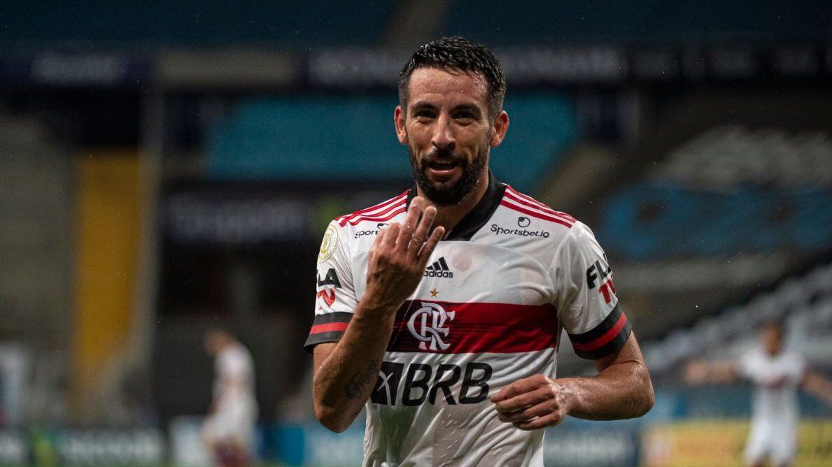 Mauricio Isla es castigado por Flamengo tras asistir a una fiesta con Eduardo Vargas