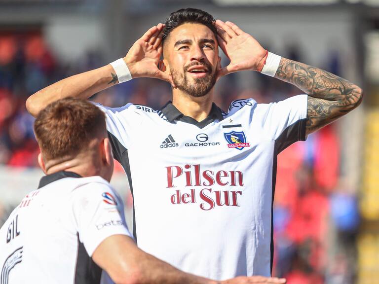 31 DE JULIO DE 2022/SANTIAGOEl jugador Juan Martin Lucero (c) marca de penal el uno a cero frente a Universidad de Chile, durante el partido vlido por la vigsima fecha del Campeonato Nacional 2022, entre Universidad de Chile y Colo Colo, disputado en el Estadio Fiscal de Talca.
FOTO: SEBASTIAN ORIA/AGENCIAUNO