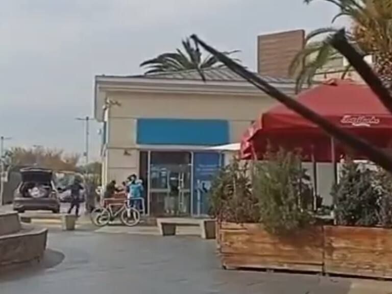 Delincuentes protagonizan violento robo en mall de Maipú: sustraen celulares de una tienda y ejecutan disparos