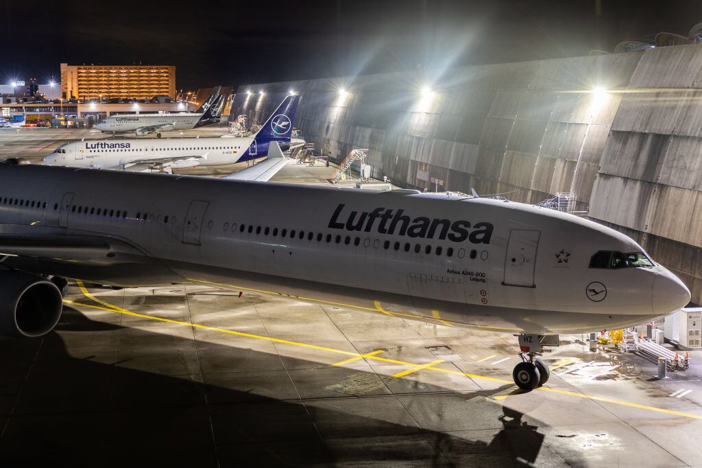 Un avión Airbus A340-600 de la compañía aérea Lufthansa en un aeropuerto de la ciudad de Fráncfort en Alemania.