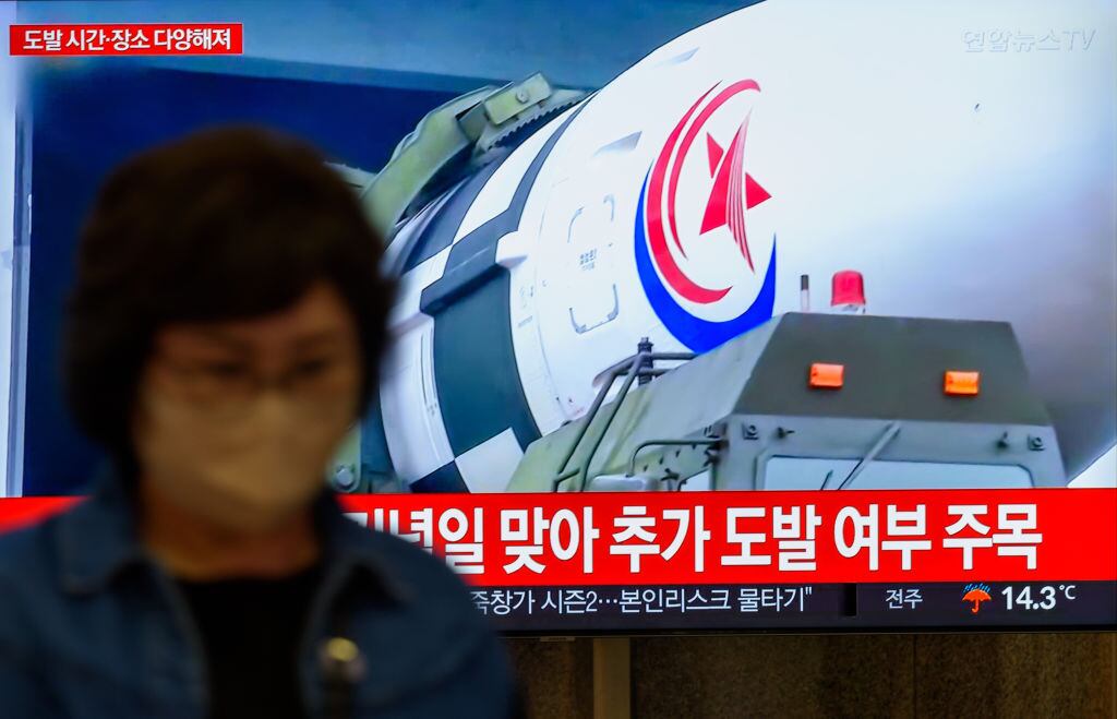 Personas ven noticias sobre los disparos de Corea del Norte en Seúl