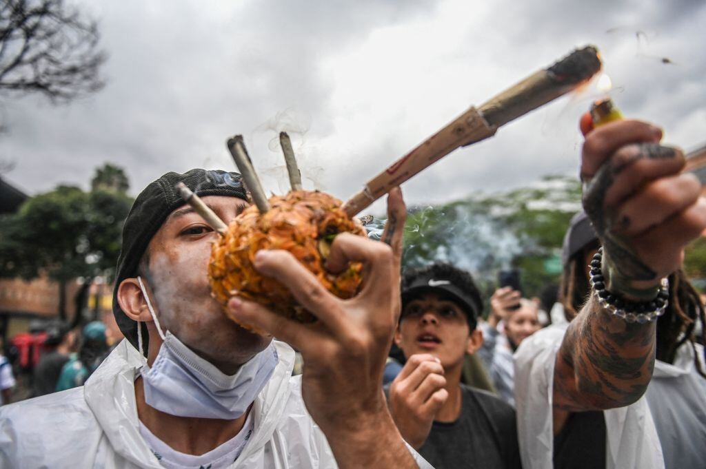 Fuman marihuana a través de una piña en la ciudad de Medellín en Colombia