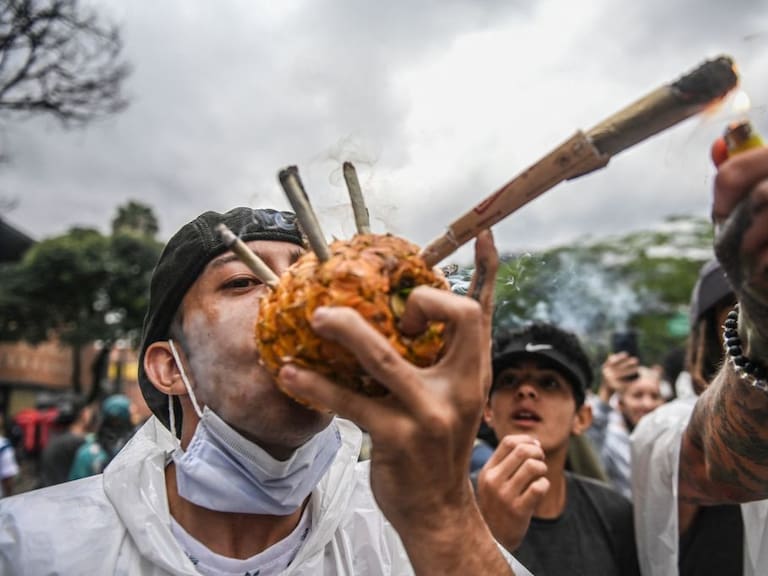 Fuman marihuana a través de una piña en la ciudad de Medellín en Colombia