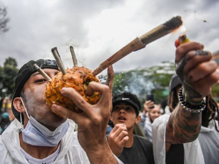 Fuman marihuana a través de una piña en la ciudad de Medellín en Colombia