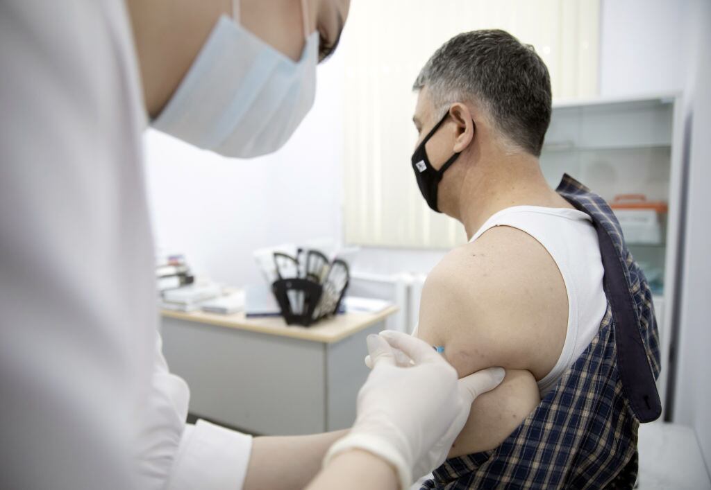 Un paciente recibe la Gam-COVID-Vac en Grozni