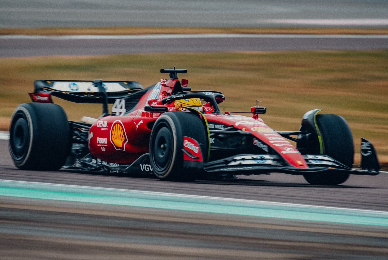 Lewis Hamilton se subió por primera vez a un auto Ferrari | Instagram