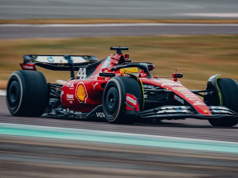 Lewis Hamilton se subió por primera vez a un auto Ferrari | Instagram