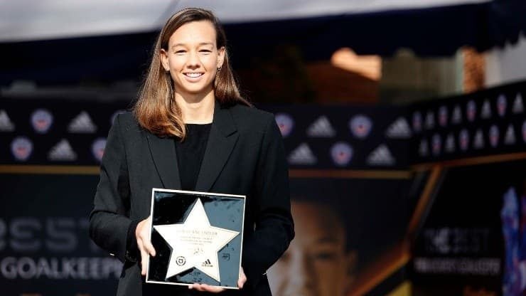 Christiane Endler se suma al Paseo de la Fama del fútbol chileno