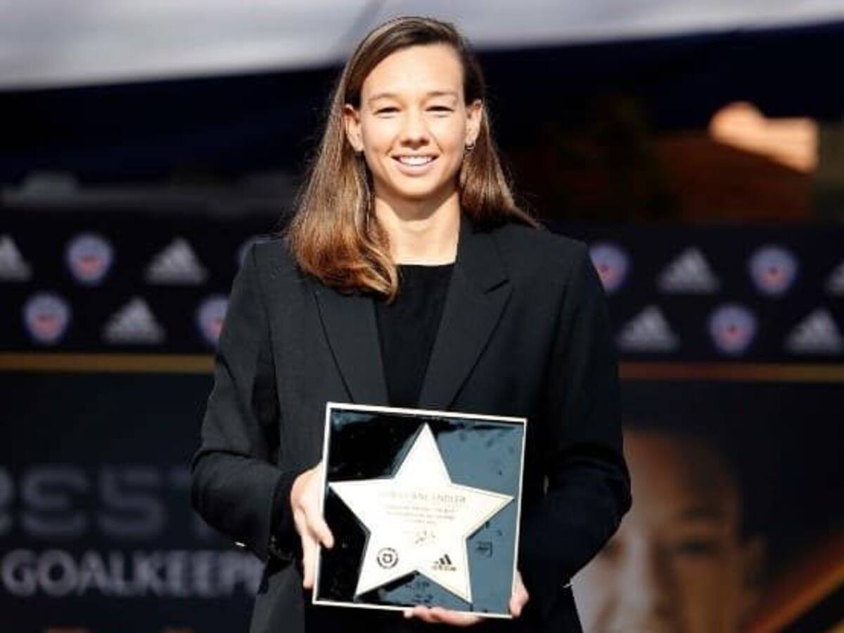 Christiane Endler inscribe su estrella en el Paseo de la Fama del fútbol chileno