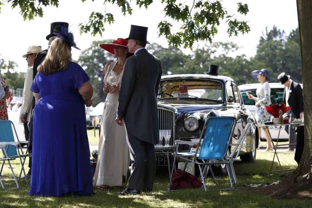 Un grupo de personas adineradas en Ascot