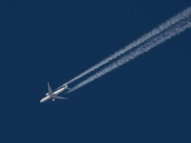 La contaminación que genera el vuelo de un avión