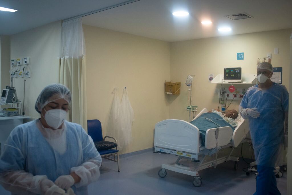Trabajadores de la salud atienden a paciente del Covid-19 en Brasil