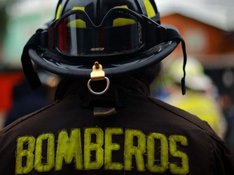 Gobierno presentará querella: bomberos son atacados con líquidos acelerantes en Cañete