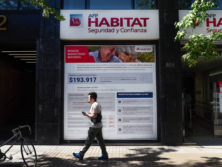 02 de Noviembre del 2022 / SANTIAGO
Fachada AFP Hábitat en el marco del anuncio por el presidente Gabriel Boric de la reforma previsonal que podría eliminar las AFP's.
FOTO: OSCAR GUERRA / AGENCIAUNO