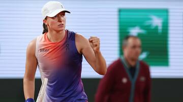 Iga Swiatek levanta un punto de partido en contra ante Osaka y sigue en carrera por ganar Roland Garros