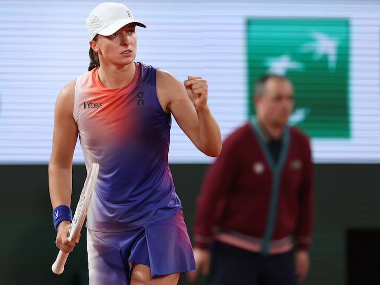 Iga Swiatek levanta un punto de partido en contra ante Osaka y sigue en carrera por ganar Roland Garros