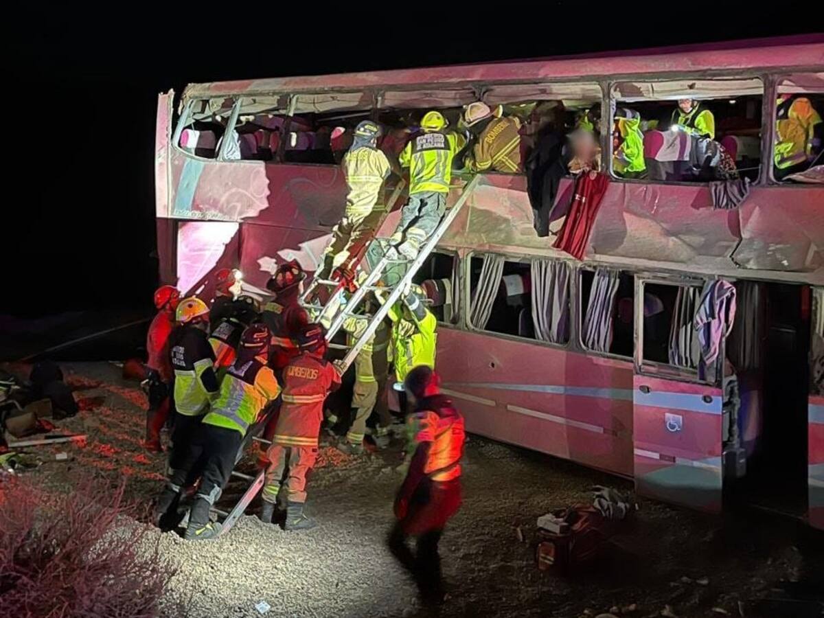 Volcamiento de un bus con turistas brasileños en Calama deja 40 heridos y dos fallecidos