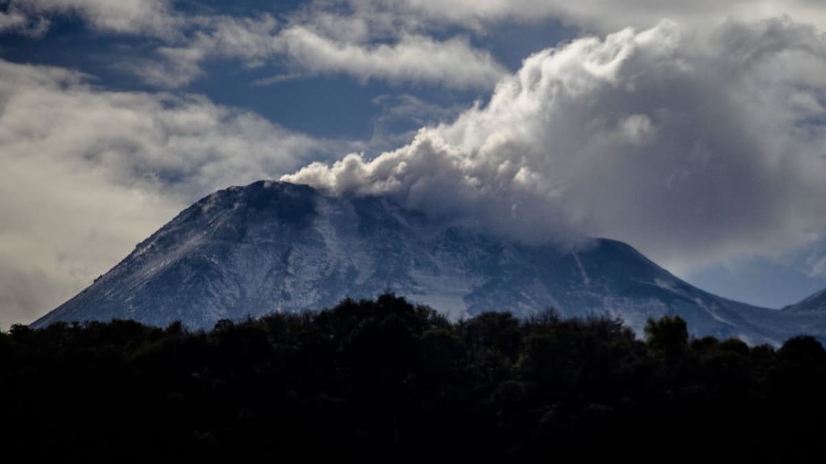 Alerta por nuevo pulso eruptivo en volcán Nevados de Chillán: columna alcanzó 1.320 metros