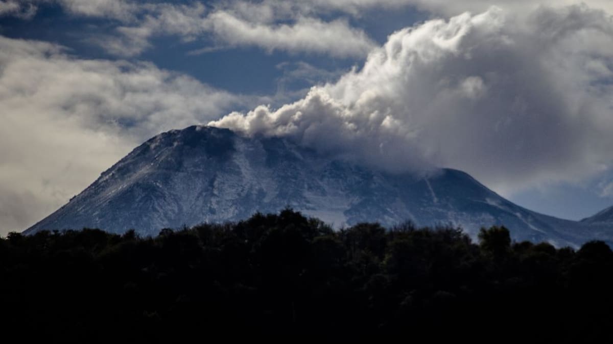 Nevados de Chillán registra nueva explosión: columna de material alcanza 500 metros de altura