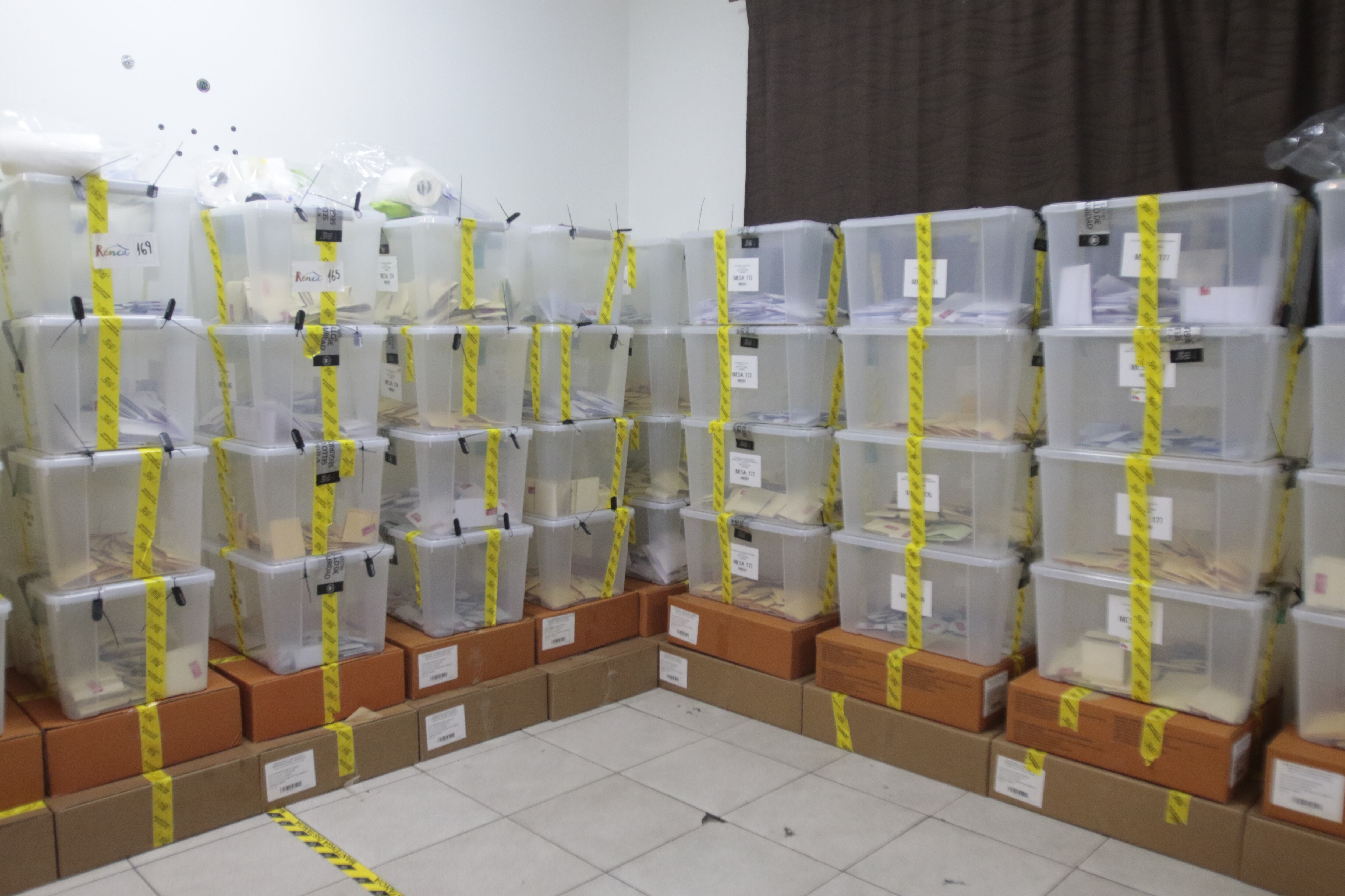 Sala de resguardo de urnas selladas en el Liceo Cumbres de Cóndores de Renca. Foto: Agencia Uno.
