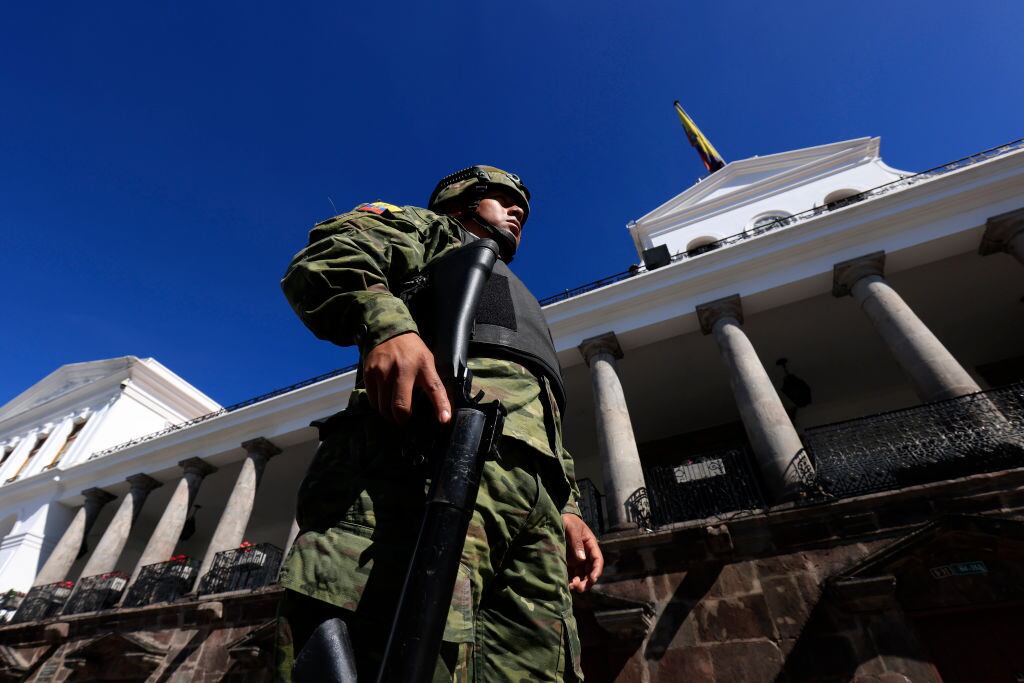 Militares se despliegan ante el congreso y el palacio de gobierno en Ecuador