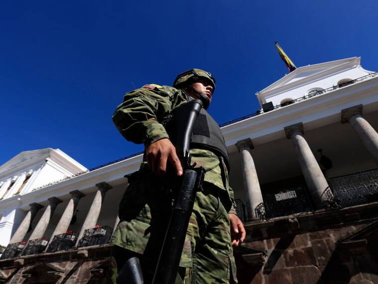 Militares se despliegan ante el congreso y el palacio de gobierno en Ecuador