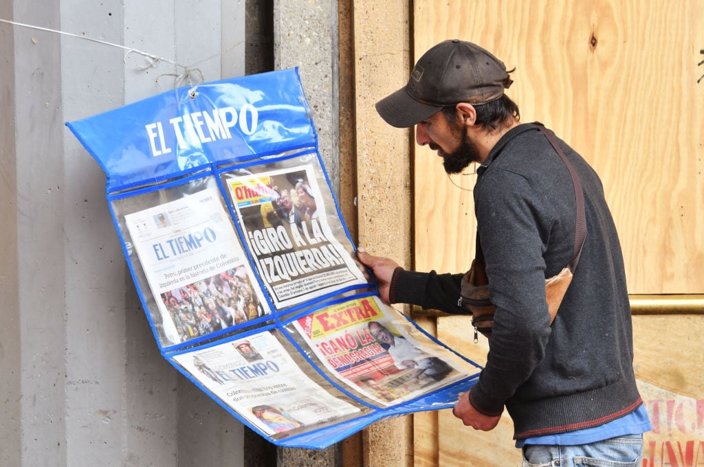 Un hombre mira la portada de los periódicos en la ciudad de Bogotá en Colombia