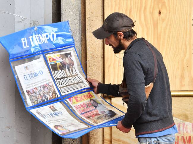 Un hombre mira la portada de los periódicos en la ciudad de Bogotá en Colombia