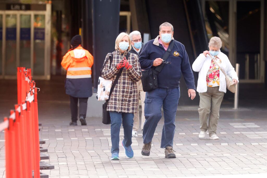 OMS recomienda el uso de mascarillas anti covid, como hacen en Sídney