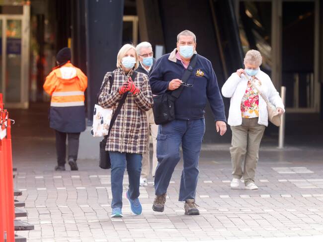 OMS recomienda el uso de mascarillas anti covid, como hacen en Sídney