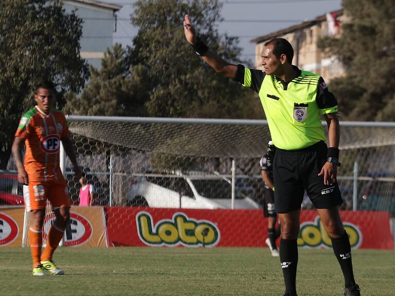 Golpe en la mesa: Javier Castrilli decidió dar de baja a tres árbitros del fútbol chileno