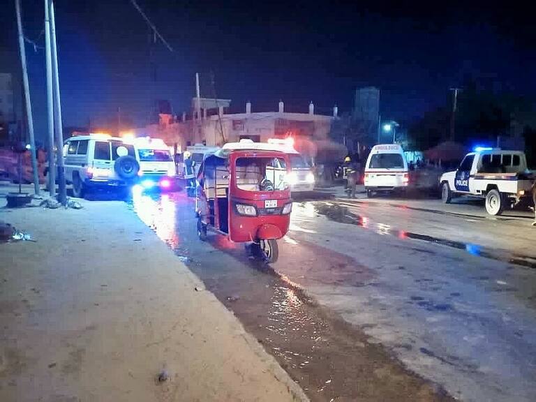 Equipos de emergencia llegan a atender a afectados por ataque explosivo en Somalia