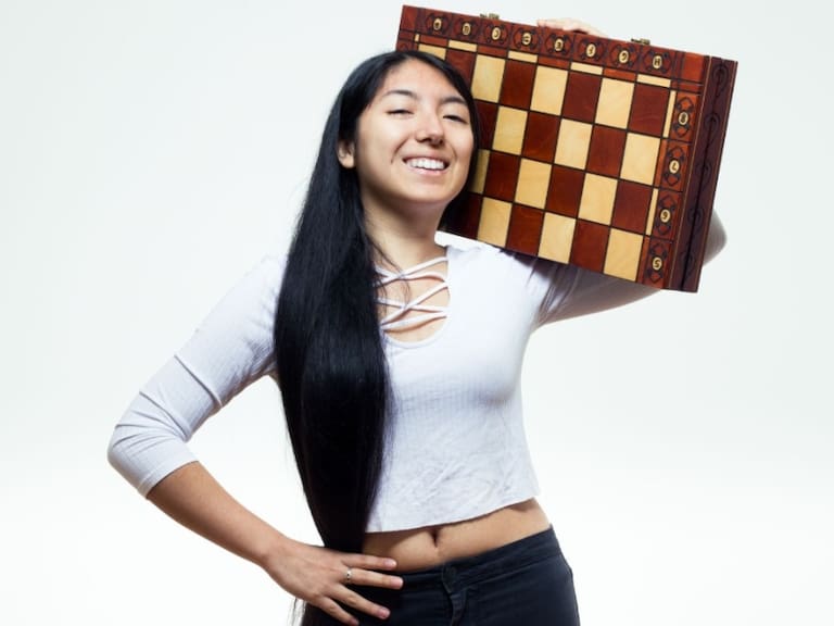 «Me miraban en menos»: la historia de Javiera Gómez, la primera mujer en 40 años en clasificar a la Final Nacional de Ajedrez