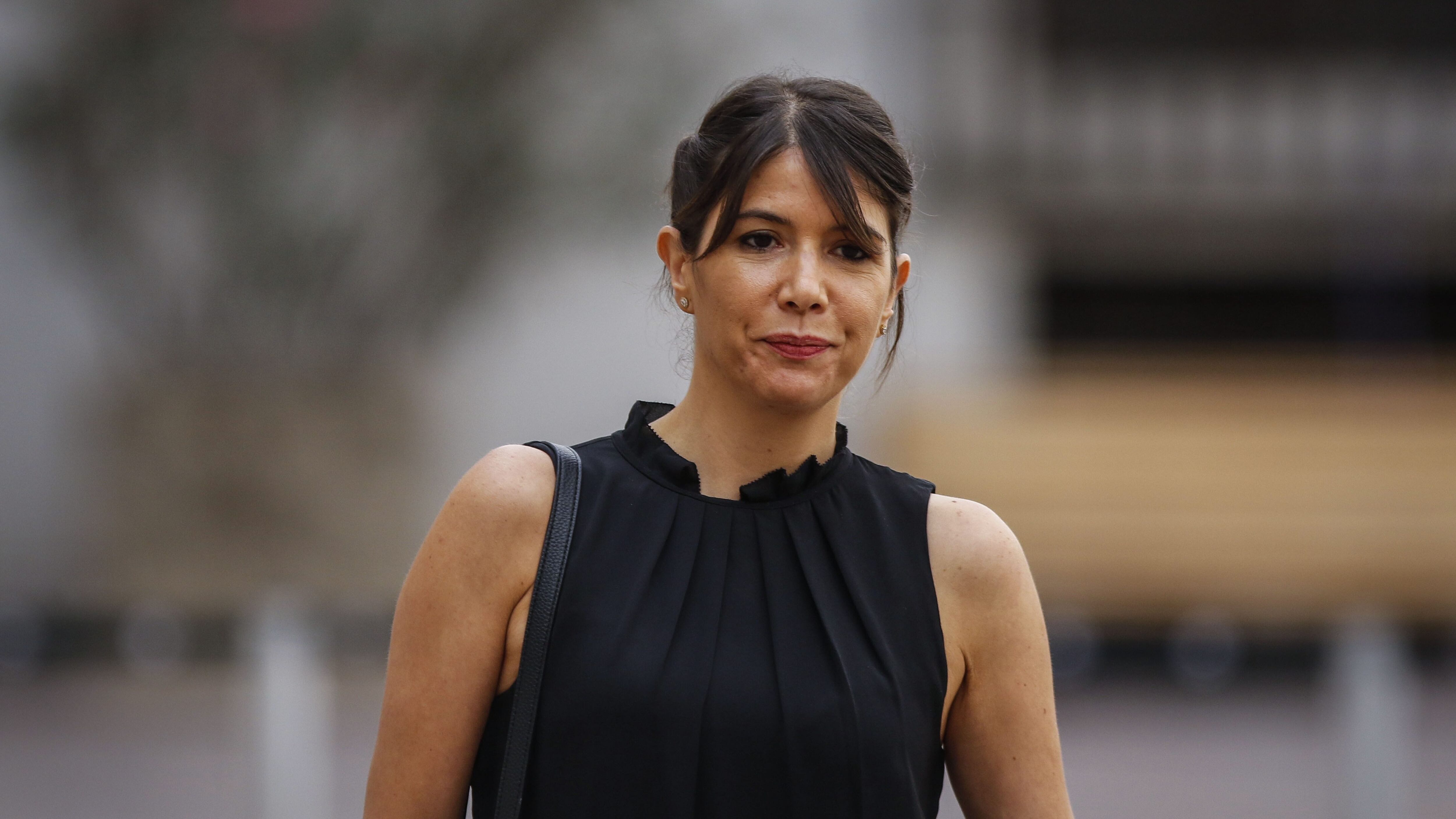 7 de abril del 2020/SANTIAGOKatherine Martorell, Subsecretaria de Prevencion del Delito, camina por el patio de Los Naranjos en el Palacio de La Moneda, hacia la sala de prensa para realizar un punto de prensa para explicar las nuevas medidas para las comunas con cuarentenanas en la capital.
FOTO: SEBASTIAN BELTRAN GAETE/AGENCIAUNO