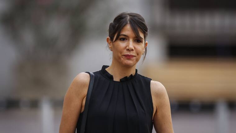 7 de abril del 2020/SANTIAGOKatherine Martorell, Subsecretaria de Prevencion del Delito, camina por el patio de Los Naranjos en el Palacio de La Moneda, hacia la sala de prensa para realizar un punto de prensa para explicar las nuevas medidas para las comunas con cuarentenanas en la capital.
FOTO: SEBASTIAN BELTRAN GAETE/AGENCIAUNO