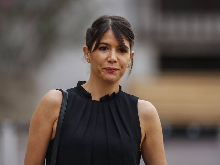 7 de abril del 2020/SANTIAGOKatherine Martorell, Subsecretaria de Prevencion del Delito, camina por el patio de Los Naranjos en el Palacio de La Moneda, hacia la sala de prensa para realizar un punto de prensa para explicar las nuevas medidas para las comunas con cuarentenanas en la capital.
FOTO: SEBASTIAN BELTRAN GAETE/AGENCIAUNO