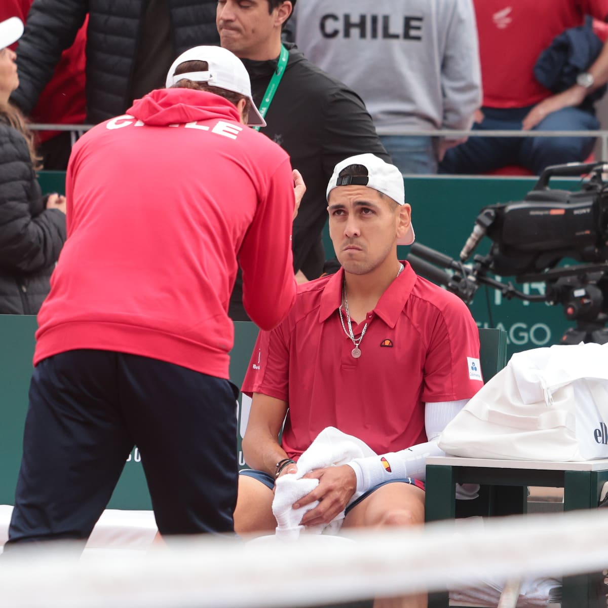 Tabilo se derrumba ante un debutante en Copa Davis y España saca ventaja en la llave ante Chile