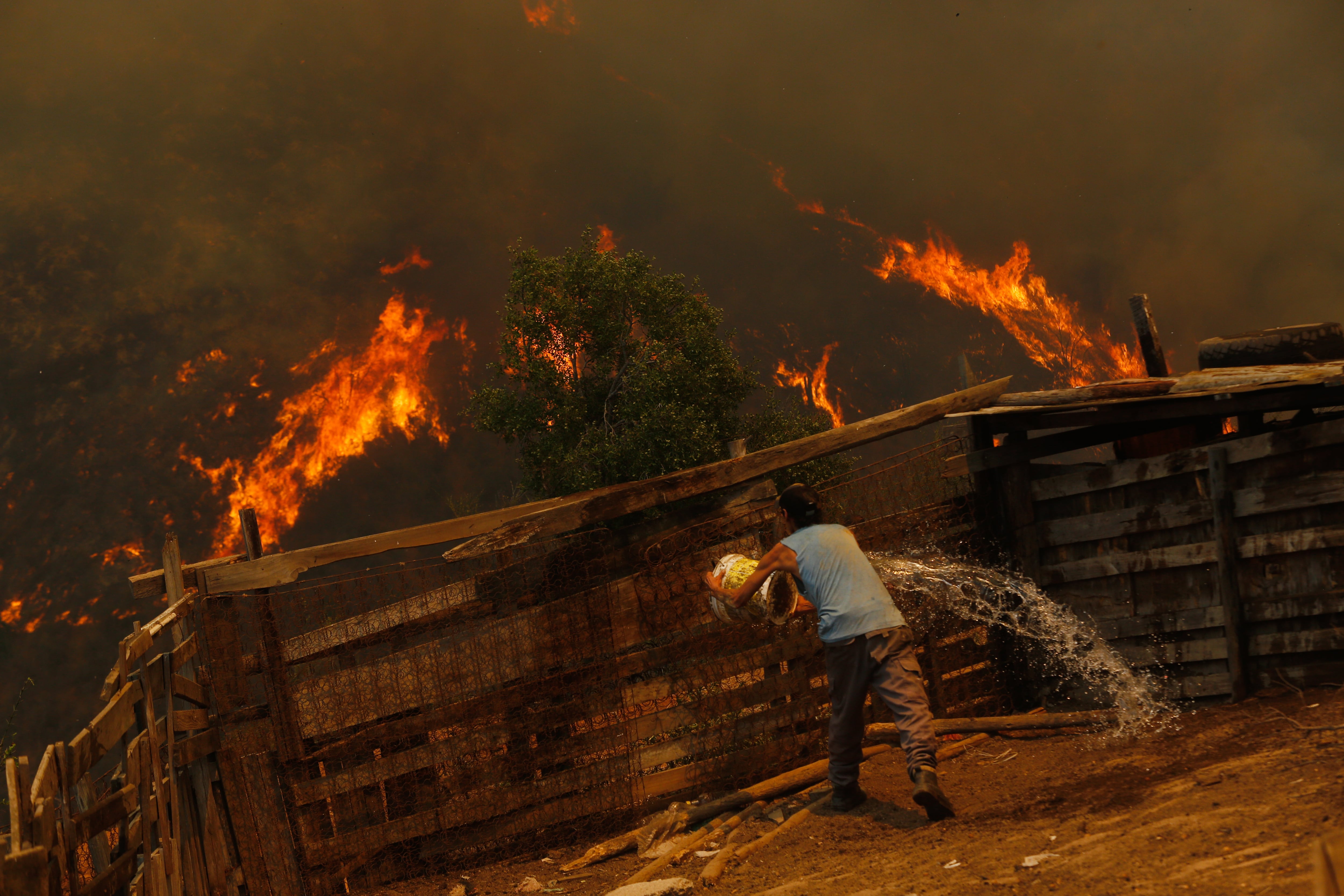 137 fallecidos y más de 16 mil damnificados: ¿qué se sabe del bombero detenido por causar incendio en Valparaíso?