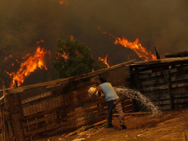 137 fallecidos y más de 16 mil damnificados: ¿qué se sabe del bombero detenido por causar incendio en Valparaíso?