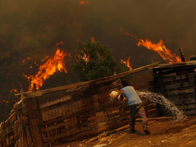 “Me explotó un balón de gas(...) no alcancé a sacar nada”: el fuerte relato de un afectado por los incendios en Valparaíso