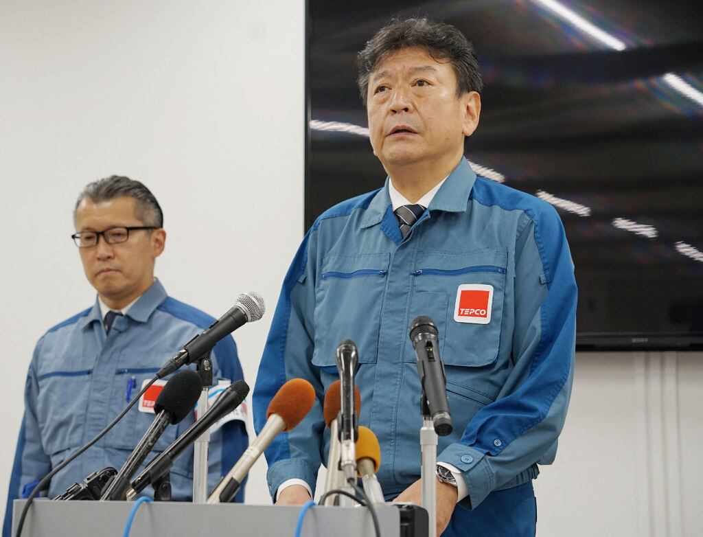 El presidente de Tepco, Tomoaki Kobayakawa, habla ante los medios