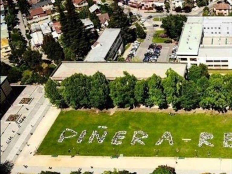 En la Universidad de Concepción armaron mensaje «Piñera renuncia» en el centro del campus central
