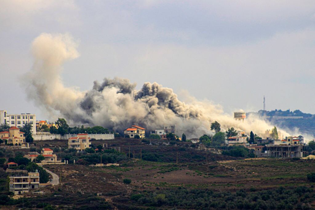 Un ataque aéreo de Israel sobre la localidad de Tayr Harfa en las cercanías de la frontera sur del Líbano.