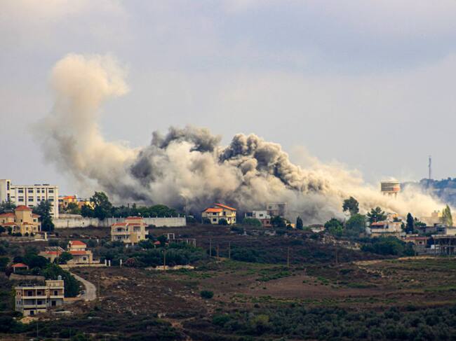Un ataque aéreo de Israel sobre la localidad de Tayr Harfa en las cercanías de la frontera sur del Líbano.