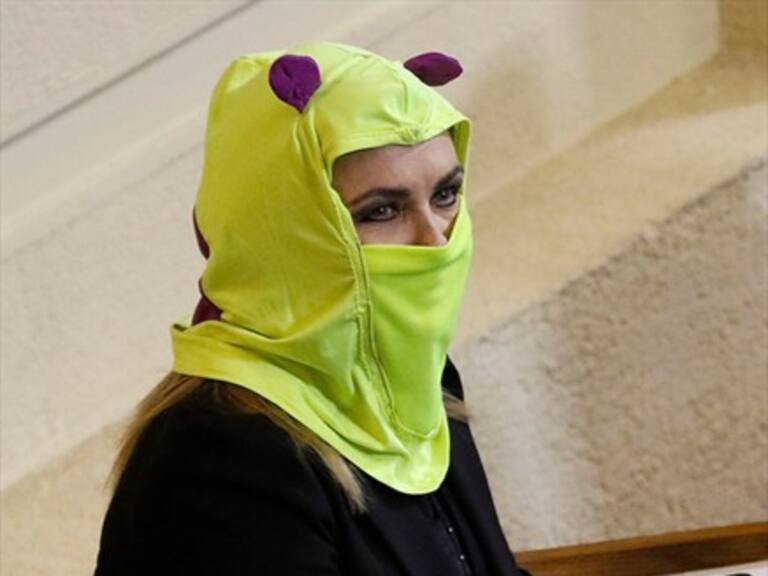 Así fue el ingreso «encapuchado» de Pamela Jiles a la Cámara de Diputados