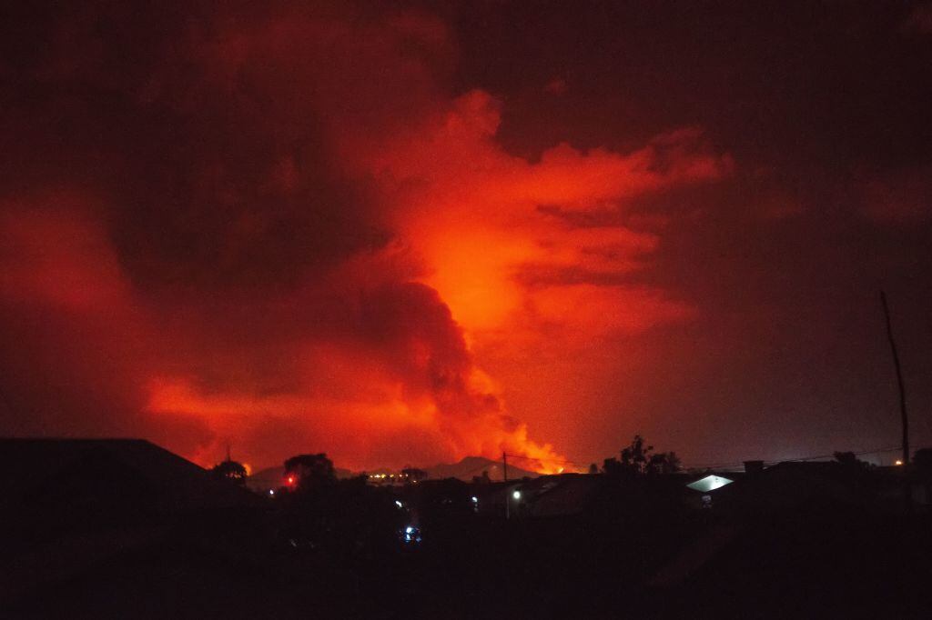 La noche en Goma se ilumina por el rojo de la lava de Nyiragongo